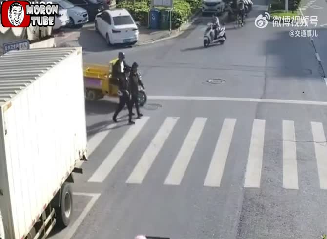 Video :A rope pulled by a tricycle catches a guy crossing the street